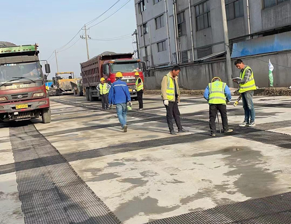 古城老材料的新故事:玻璃纤维土工格栅如何在‘白改黑’浪潮中重获新生?